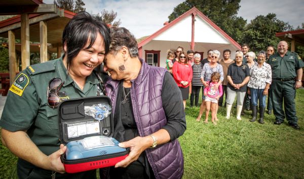 3 Steps for Life Hato Hone St John paramedic with members of marae and an AED